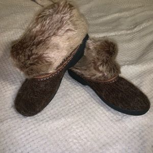 Isotoner size 8.5-9 hard bottoms slippers